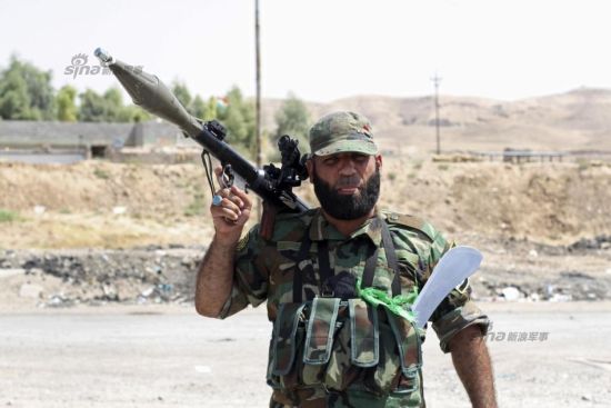 资料图：伊拉克政府军很彪悍肩扛RPG火箭筒怀揣大片刀