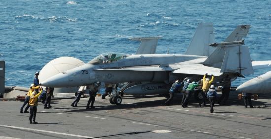 资料图:美军布什号航母出动战机空袭伊拉克ISIS武装 资料图:美军布什号航母出动战机空袭伊拉克ISIS武装