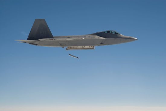 资料图:F-22投掷炸弹 资料图:F-22投掷炸弹
