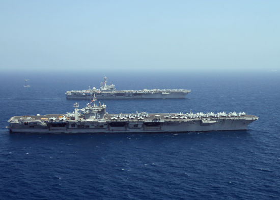 资料图:2014年3月22日,美国海军CVN-77乔治-布什号与CVN-75哈里-杜鲁门号核动力航母在亚丁湾编队航行。该区域是美国海军第五舰队安全责任区。 资料图:2014年3月22日,美国海军CVN-77乔治-布什号与CVN-75哈里-杜鲁门号核动力航母在亚丁湾编队航行。该区域是美国海军第五舰队安全责任区。