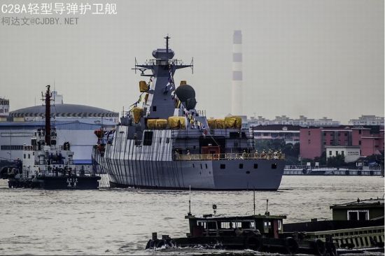 资料图:网友拍到的国产出口型护卫舰下水画面,该舰下水时舰体缠绕着电缆,主要是为消磁用。(来源:超大军事 angadow) 资料图:网友拍到的国产出口型护卫舰下水画面,该舰下水时舰体缠绕着电缆,主要是为消磁用。(来源:超大军事 angadow)