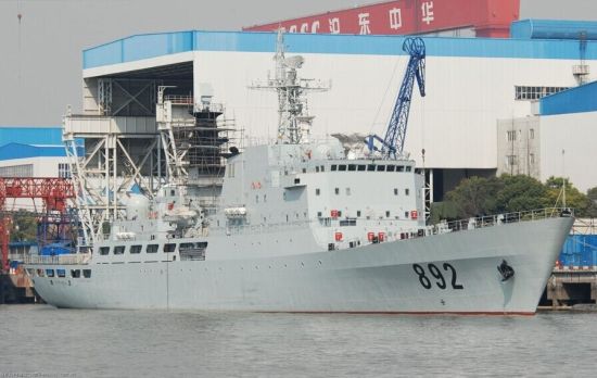 资料图:中国海军892“华罗庚”号试验舰,有网友称该舰顶端用白布遮住的设备就是近日曝光的雷达装置 资料图:中国海军892“华罗庚”号试验舰,有网友称该舰顶端用白布遮住的设备就是近日曝光的雷达装置