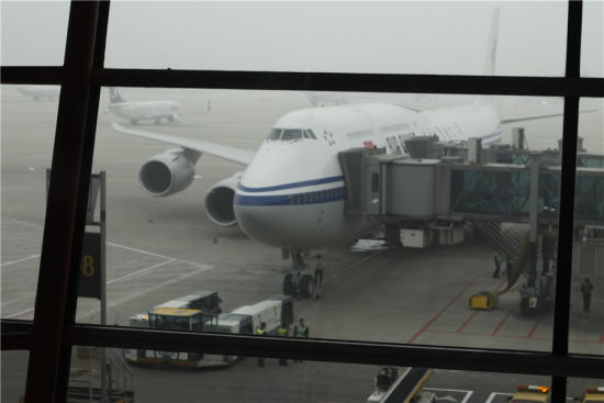 候机厅玻璃后的747-8,雾气虽重难掩芳华 候机厅玻璃后的747-8,雾气虽重难掩芳华