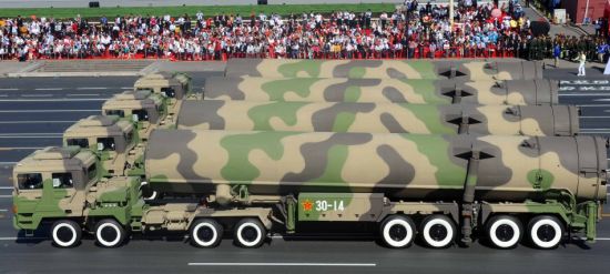 资料图：2009年国庆阅兵式上的东风洲际弹道导弹方阵