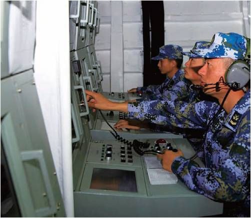 zlt :大量充斥着英文的作战系统、指挥系统对于上世纪90年代初的中国海军官兵来说是一个极大的挑战，今天的052舰尽管已对软硬件进行了汉化，但学英语、学电脑已成为052舰舰员的一项传统。