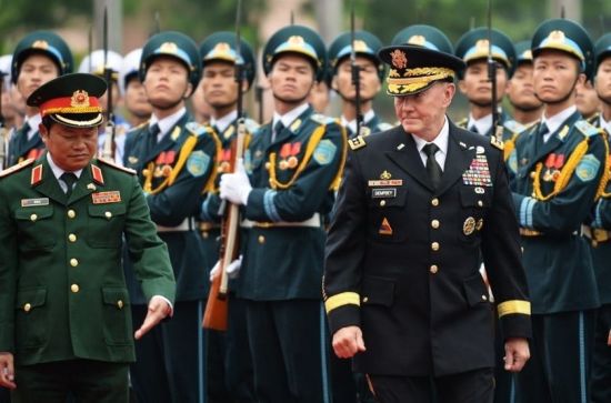 资料图：美军参谋长联席会议主席登普西访问越南，意在加强美越军事合作