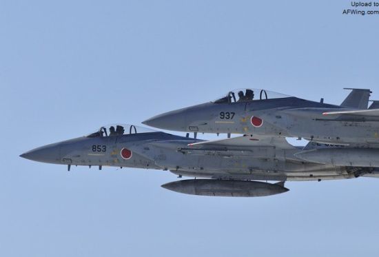 资料图：日本共同社2013年1月14日发布的航空自卫队F-15J进驻下地岛的编队飞行照片