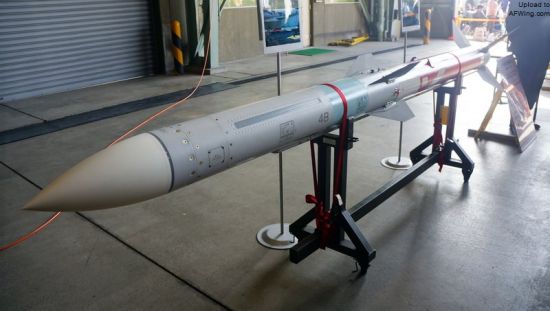 资料图:日本三菱电机仿制美AIM-120B的“99式空空导弹”(AAM-4)将为F-15J增加BVR能力。直径20.3厘米,全长366.7厘米,翼展80厘米。采固态燃料推进,主动雷达制导,飞行速度达4.5马赫 资料图:日本三菱电机仿制美AIM-120B的“99式空空导弹”(AAM-4)将为F-15J增加BVR能力。直径20.3厘米,全长366.7厘米,翼展80厘米。采固态燃料推进,主动雷达制导,飞行速度达4.5马赫