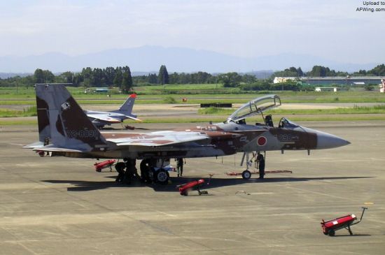 资料图：日本航空自卫队的“飞行教导队”从1990年起就以F-15作为假想敌机模拟俄罗斯远东的苏-27系列战术战法。图为2007年9月5日在新田原基地的F-15DJ，据称日方已将少数假想敌F-15J调派至那霸基地以模拟中国机队