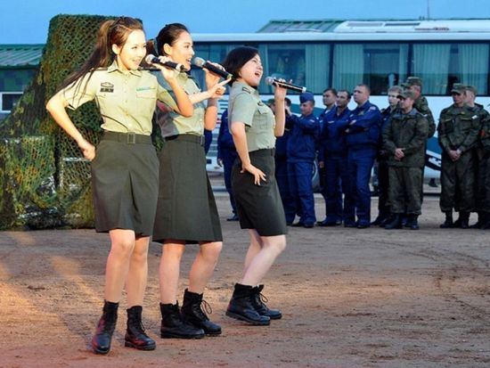 资料图:文工团美丽女兵们助阵上合军演,俄军大兵观赏节目 资料图:文工团美丽女兵们助阵上合军演,俄军大兵观赏节目