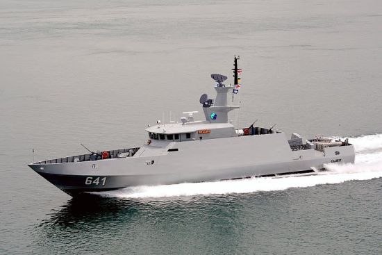 一艘安装有中国武器系统的印尼导弹快艇KCR-641 Сlurit (KCR-40型)日前通过了导弹试射,将于2012年交付印尼海军。KCR-40型导弹艇长44米、宽7.6米,最大航速30节,可载35人。 资料图:一艘安装有中国武器系统的印尼导弹快艇KCR-641 Сlurit (KCR-40型)日前通过了导弹试射,将于2012年交付印尼海军。KCR-40型导弹艇长44米、宽7.6米,最大航速30节,可载35人。