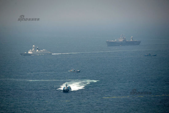 资料图:8月8日,美国海军第七舰队旗舰蓝岭号在青岛外海与中国海军举行联合搜救演习。中国海军出动了054A型护卫舰盐城(546)号和一艘022型隐身导弹艇。 资料图:8月8日,美国海军第七舰队旗舰蓝岭号在青岛外海与中国海军举行联合搜救演习。中国海军出动了054A型护卫舰盐城(546)号和一艘022型隐身导弹艇。