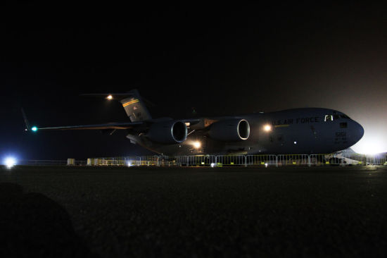 资料图:11月10日傍晚,美国空军C-17重型运输机抵达珠海。这是自1984年美国空军雷鸟飞行表演队赴北京南苑机场飞行表演以来,美国空军首次赴华展示。 资料图:11月10日傍晚,美国空军C-17重型运输机抵达珠海。这是自1984年美国空军雷鸟飞行表演队赴北京南苑机场飞行表演以来,美国空军首次赴华展示。