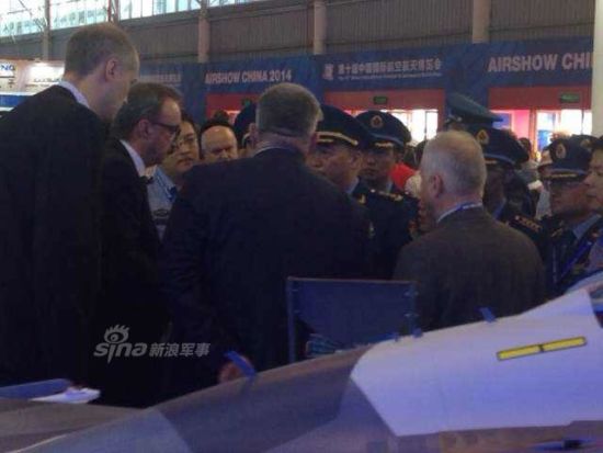 资料图:航展期间我空军司令员马晓天观看俄罗斯展区发动机 资料图:航展期间我空军司令员马晓天观看俄罗斯展区发动机