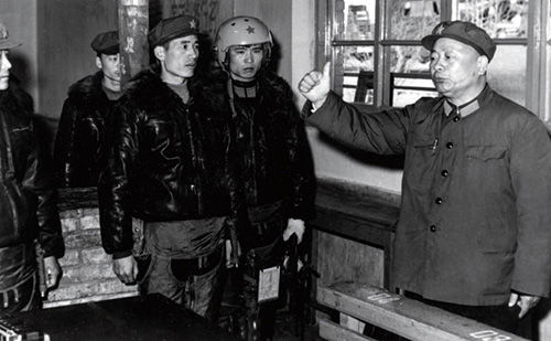 1980年,张廷发在西北某机场看望飞行员。 1980年,张廷发在西北某机场看望飞行员。