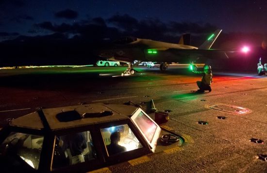 近日,美国海军下一代舰载战斗机F-35完成了在航母上的首次夜间起降测试。测试期间,F-35C战斗机从尼米兹号航母上起飞,经过数次着舰复飞后完成降落。 资料图:近日,美国海军下一代舰载战斗机F-35完成了在航母上的首次夜间起降测试。测试期间,F-35C战斗机从尼米兹号航母上起飞,经过数次着舰复飞后完成降落。