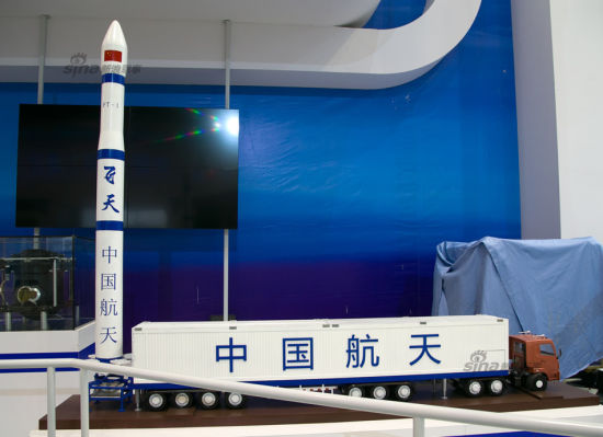 11月8日,距离中国航展正式开幕仅剩下3天,在二号航天馆布展过程中,出现了一款名为“飞天”的运载火箭,其独特之处在于采用了轮式车载方式,主要用于应急卫星发射,这款火箭必将在应对各类灾害应急监测和抢险救灾中发挥信息支持的重大作用。 有军事观察人士认为,在未来的太空作战中,一旦敌方攻击我方卫星,我方可以通过快速反应的卫星发射系统迅速补充损失卫星,并扭转战场颓势,由此,研制新一代太空快速响应作战系统具有重要的战略意义。 11月8日,距离中国航展正式开幕仅剩下3天,在二号航天馆布展过程中,出现了一款名为“飞天”的运载火箭,其独特之处在于采用了轮式车载方式,主要用于应急卫星发射,这款火箭必将在应对各类灾害应急监测和抢险救灾中发挥信息支持的重大作用。 有军事观察人士认为,在未来的太空作战中,一旦敌方攻击我方卫星,我方可以通过快速反应的卫星发射系统迅速补充损失卫星,并扭转战场颓势,由此,研制新一代太空快速响应作战系统具有重要的战略意义。