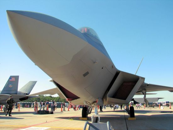 资料图:F-22A作为四代“首发”机型,虽然在追求隐身下在尽可能地减少机体外表面的突出设备,但在机头两侧仍安装着空速管。可见空速管现在以及将来很长一段时间内都仍然是飞机空速测量的重要手段。 资料图:F-22A作为四代“首发”机型,虽然在追求隐身下在尽可能地减少机体外表面的突出设备,但在机头两侧仍安装着空速管。可见空速管现在以及将来很长一段时间内都仍然是飞机空速测量的重要手段。