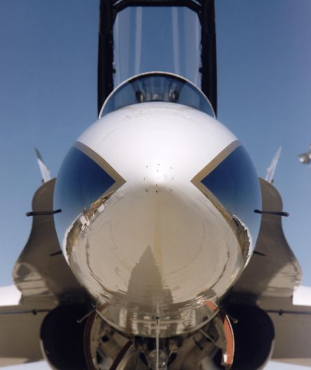 资料图:1997年,F-18SRA技术验证机正在测试嵌入式大气数据传感系统。图为机头位置的11个压力点。 资料图:1997年,F-18SRA技术验证机正在测试嵌入式大气数据传感系统。图为机头位置的11个压力点。