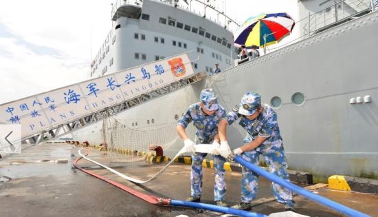 资料图：当地时间12月8日12时许，经过50多个小时的全速航行，赴马尔代夫执行紧急供水任务的中国海军长兴岛船停靠马首都马累港，开始实施供水作业。