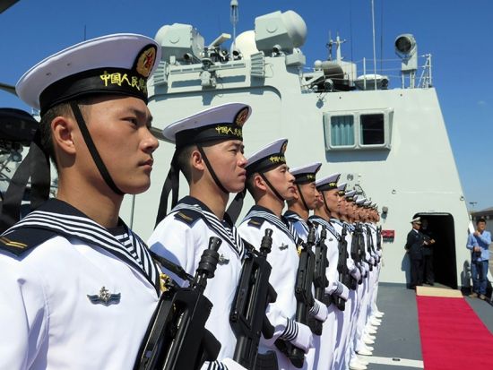 资料图：突尼斯拉古莱特港，中国海军第十六批护航编队战士列队展示。