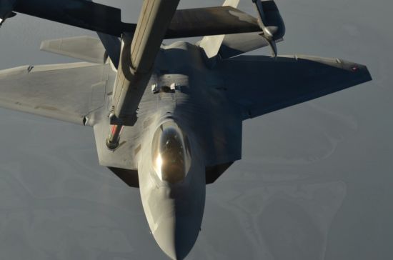 2014年9月23日,美国空军多型战机疑似从卡塔尔空军基地起飞,远程奔袭击至叙利亚对盘距在当地的ISIS极端武装进行空中打击。由于距离长远同,为保证战斗力及足够航程,参加行动的F-22A战机、F/A-18EF战机、F-16C战机均进行了空中加油。 资料图:2014年9月23日,美国空军多型战机疑似从卡塔尔空军基地起飞,远程奔袭击至叙利亚对盘距在当地的ISIS极端武装进行空中打击。由于距离长远同,为保证战斗力及足够航程,参加行动的F-22A战机、F/A-18EF战机、F-16C战机均进行了空中加油。
