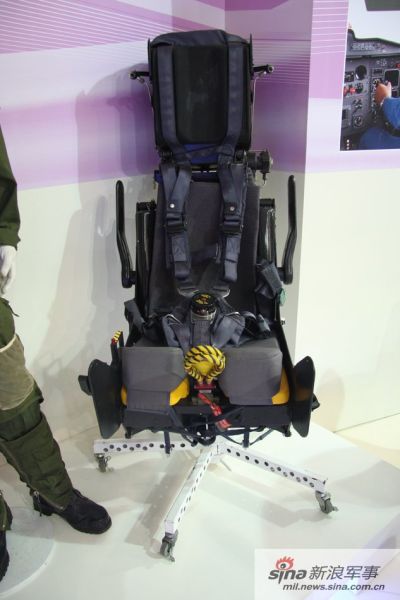 图为中航工业参展的国产国产TY5BL弹射座椅及飞行员防护救生系统 图为中航工业参展的国产国产TY5BL弹射座椅及飞行员防护救生系统
