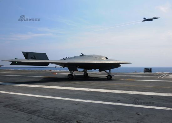 2014年8月17日,美国海军X-47B无人战机再次进行试飞任务。当日,X-47B从美国海军西奥多-罗斯福号航母(CVN-71)上弹射升空,完成了一系列飞行测试。在试飞期间,X-47B首次演示了与一架F/A-18F超级大黄蜂有人驾驶战机共同编队飞行。 资料图:2014年8月17日,美国海军X-47B无人战机再次进行试飞任务。当日,X-47B从美国海军西奥多-罗斯福号航母(CVN-71)上弹射升空,完成了一系列飞行测试。在试飞期间,X-47B首次演示了与一架F/A-18F超级大黄蜂有人驾驶战机共同编队飞行。