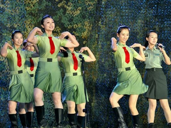 2014年8月24日,上合“和平使命-2014”多国联合反恐军事演习正式在中国境内朱日和训练基地打响。中方披露多达5,000名解放军士兵参与此次军演,且组建“陆军战斗群”、“空军战斗群”以及“后勤保障战斗群”。俄罗斯国防部网站近日披露“和平使命-2014”联合演习前中俄艺术团文艺汇演照片。 2014年8月24日,上合“和平使命-2014”多国联合反恐军事演习正式在中国境内朱日和训练基地打响。中方披露多达5,000名解放军士兵参与此次军演,且组建“陆军战斗群”、“空军战斗群”以及“后勤保障战斗群”。俄罗斯国防部网站近日披露“和平使命-2014”联合演习前中俄艺术团文艺汇演照片。