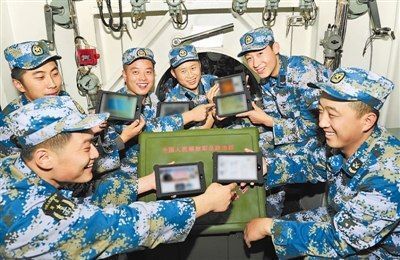资料图:潜艇兵展示配发的平板电脑。