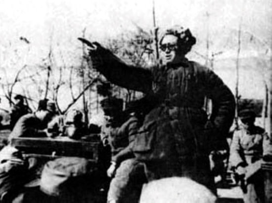 资料图:1947年,刘伯承在为指战员作报告。