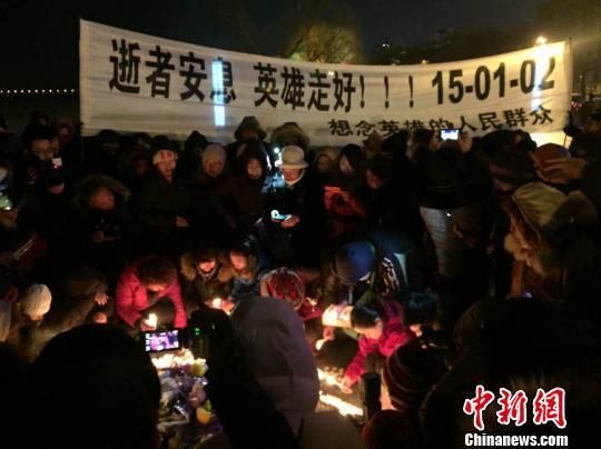 哈尔滨市民自发哀悼牺牲战士 现场高喊:英雄走好