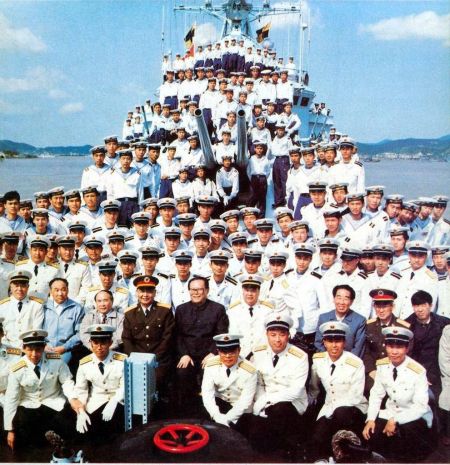资料图:1991年10月20日,时任军委主席的江泽民同志登上芜湖舰视察,并题词,“爱军习武、建功立业”。