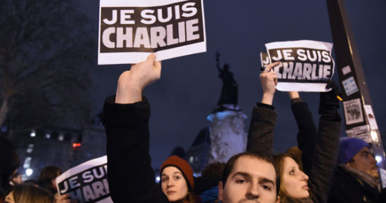 资料图:逃犯还没有被抓获,巴黎共和国广场(Place de la République)上已经聚集了3.5万自发前往的民众,举着笔杆、蜡烛,以及表示支持《查理周刊》的“Je suis Charlie”(我是查理人)的纸牌。