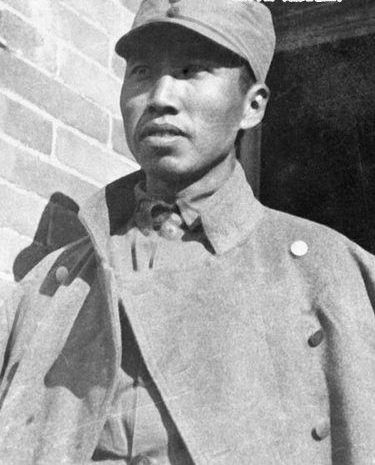 左权,字叔仁,出生于湖南醴陵。中国工农红军和八路军高级将领。1942年5月,侵华日军发动五一大扫荡,左权于战斗中阵亡,时任八路军副参谋长。左权牺牲后,周恩来称他“足以为党之模范”,朱德赞誉他是“中国军事界不可多得的人才”。