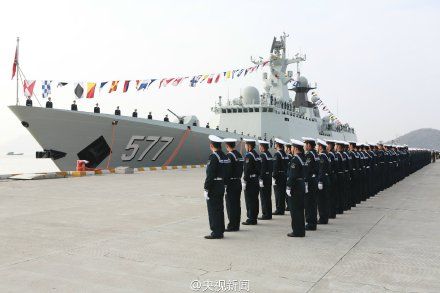 服役仪式上的黄冈号护卫舰