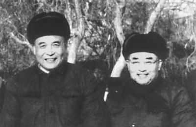 1984年于敏与邓榢先(左)在核试验基地。