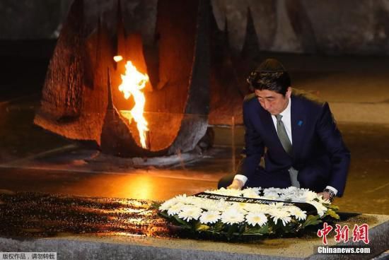 当地时间2015年1月19日,以色列耶路撒冷,日本首相安倍在犹太大屠杀纪念馆向大屠杀遇难者敬献花圈。