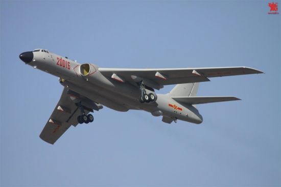 资料图:随着中国轰-6型轰炸机的最新改进型号轰-6K型加入解放军部队并开始批量列装,该新型轰炸机的曝光度也不断提升。近日,网络上又出现了数张轰-6K型轰炸机的飞行猛图,轰-6K轰炸机在一展磅礴气势,不负“战神”美誉。