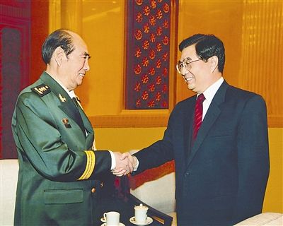 2007年7月31日,胡锦涛同志与张万年同志在中国人民解放军建军80周年招待会上亲切交谈。