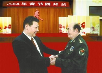 2014年1月29日,习近平同志与张万年同志在2014年春节团拜会上亲切交谈。