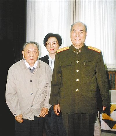 一九九三年十一月三日,邓小平同志在家中同张万年同志合影。