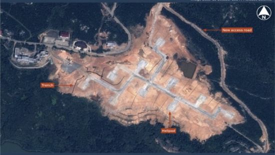 资料图:从卫星照片上看,该机场还处于建造中。该机场将拥有至少10个直升机停机位,和一个滑行跑道。