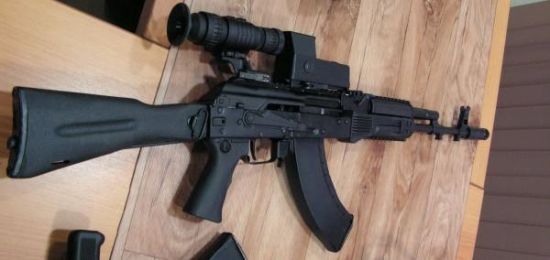 资料图:枪炮世界网站公布的改进型AK-103突击步枪,除了材料与工艺与AK47并无区别,其上机匣采用SKS和SVD类似的方式固定,直接加装皮卡汀尼导轨,当然AK-103-4还采用了可伸缩的折叠枪托