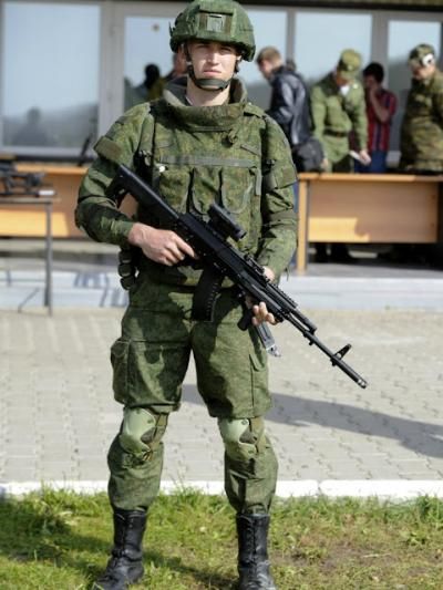 资料图:使用AK-12突击步枪、装备Ratnik“武士系统”的俄军信息化步兵