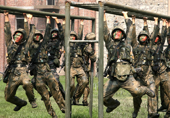 广州军区某特战旅官兵正在进行意志障碍训练。林山杰/摄