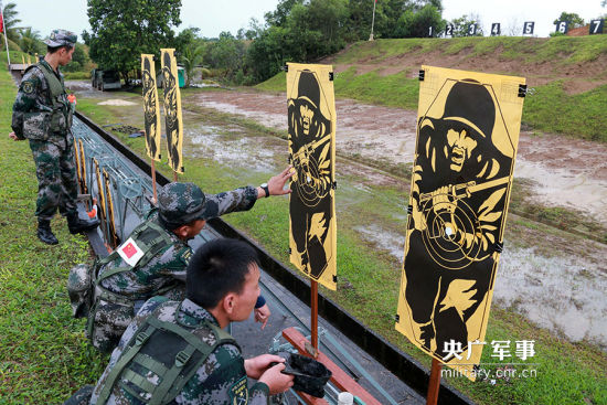中国参赛队员在观察射击效果,注意他们的要挂式承载具与此前出现的我军各型承载具不同