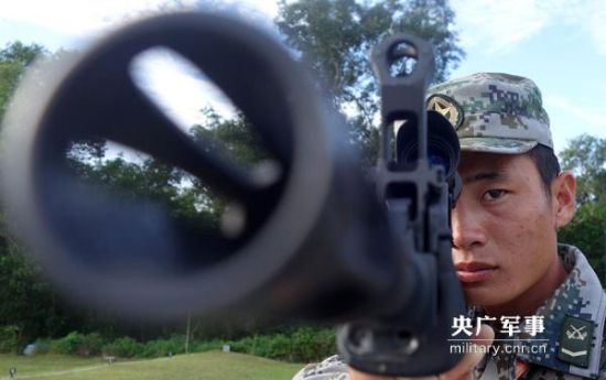 解放军选手陈东林在比赛中,使用QJB-95-1班用机枪,他对125米变速运动5环靶10发子弹成绩36环,打破34环的比赛记录