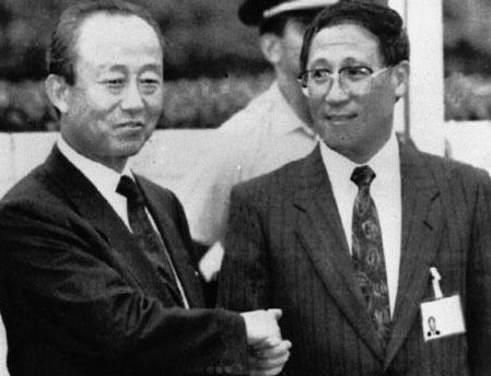 1991年9月17日,第46届联合国大会一致通过朝鲜和韩国同时加入联合国。图为朝鲜和韩国国旗在联合国升起后,朝鲜副外长姜锡柱(右)和韩国外长李相玉握手祝贺。(新华社)
