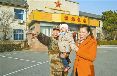 资料图:上士王兴涛带家属小孩在“劲旅家园”室外参观